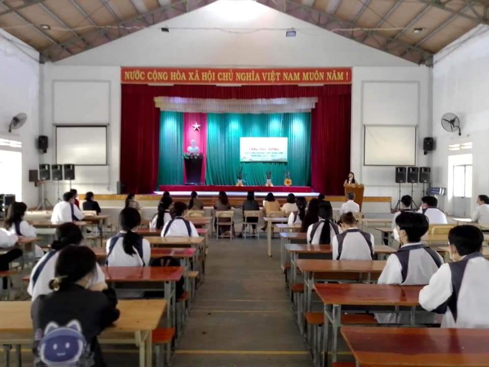 CỰU HỌC SINH NGUYỄN THỊ THANH TÚ - 12C4 NĂM HỌC 2005 - 2006 TẶNG HỌC BỔNG CHO HỌC SINH TRƯỜNG THPT KON TUM NĂM HỌC 2021 – 2022